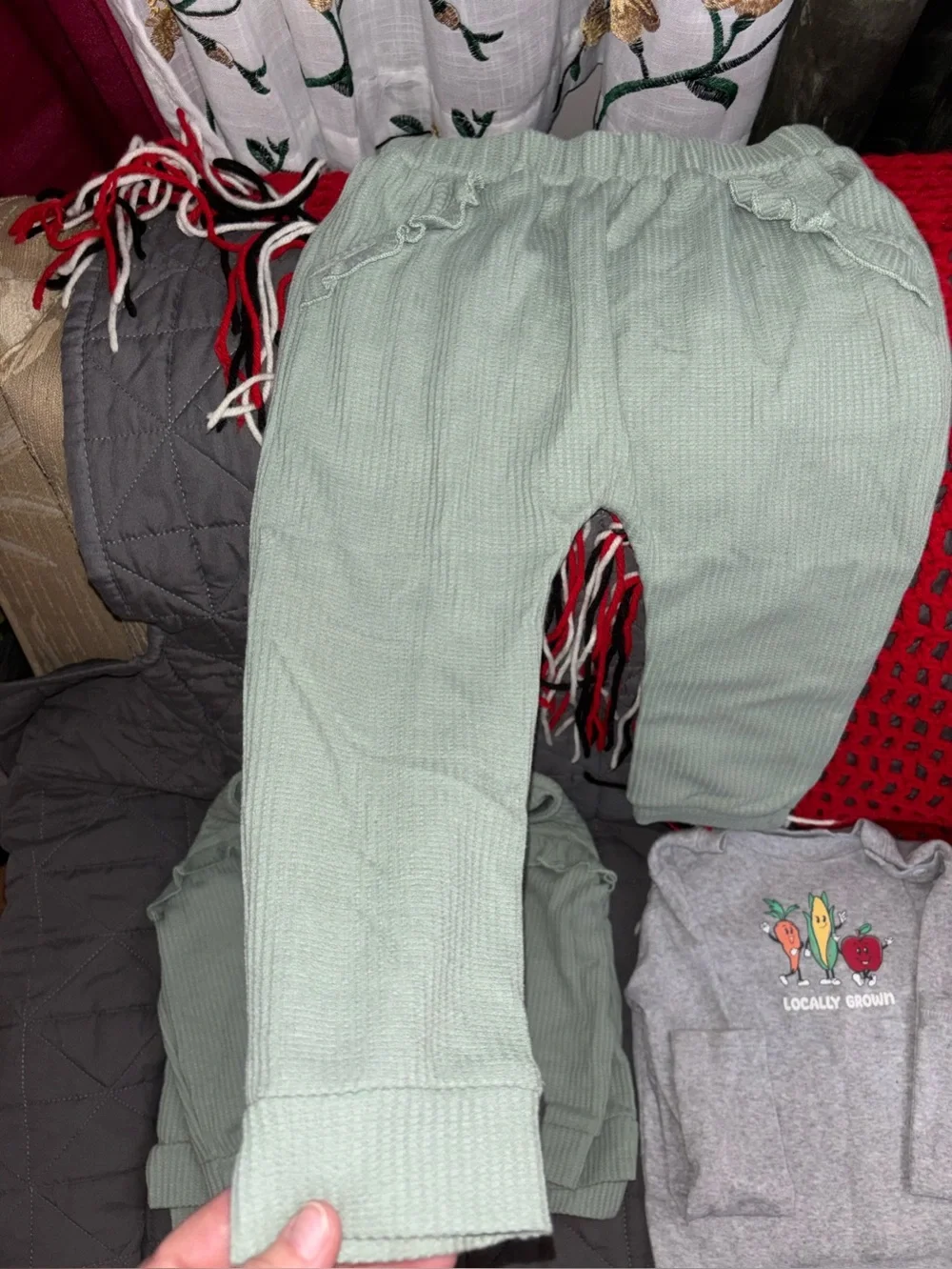 Baby clothes (girls)24 months 3 outfits and 1 shirt